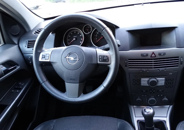 Opel Astra cena 14500 przebieg: 107500, rok produkcji 2005 z Tarnów małe 172